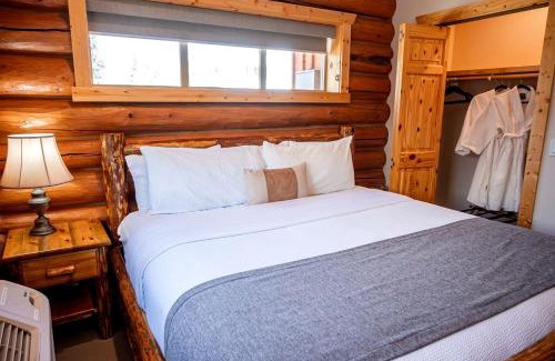 Bonners Ferry Haus | Rustic-Chic Log Cabin with King Bed & Kitchen | Bonners Ferry, Idaho Retreat