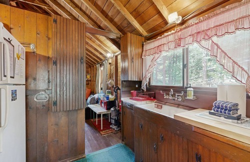 Greenville Junction Kabine | Rustic, dog-friendly lakefront cabin w/ gorgeous lake views and private W/D
