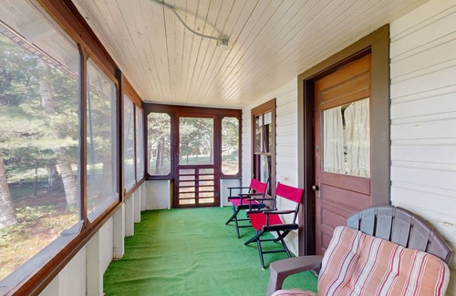 Greenville Junction Kabine | Rustic, dog-friendly lakefront cabin w/ gorgeous lake views and private W/D