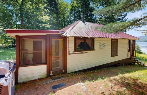 Greenville Junction Kabine | Rustic, dog-friendly lakefront cabin w/ gorgeous lake views and private W/D