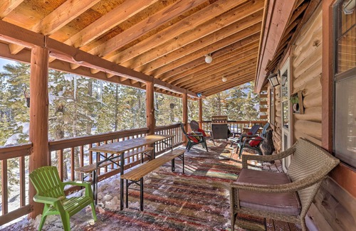 Meadow View Heights Kabine | Rustic Duck Creek Village Cabin w/ Fire Pit!