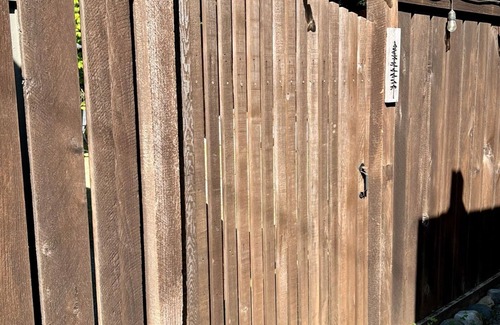 Shawnigan Lake Wohnung | Rustic elegance and modern comfort, Suite A is private and pet friendly!