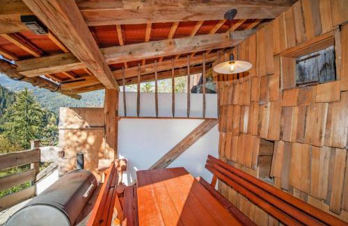 Tobadill Wohnung | Rustic Farm in Tyrol with Mountain Views