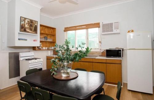 Hacketts Gully Haus | Rustic Hills Getaway