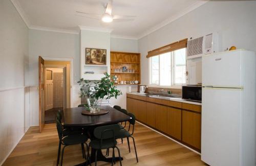 Hacketts Gully Haus | Rustic Hills Getaway