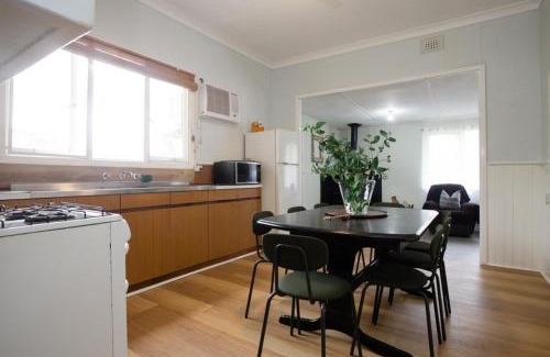 Hacketts Gully Haus | Rustic Hills Getaway