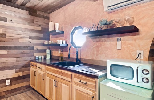 Creola Kabine | Rustic Hobbit Inspired Hocking Hills State Park 3 mi away Hot Tub Pet Friendly