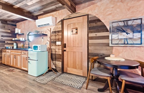 Creola Kabine | Rustic Hobbit Inspired Hocking Hills State Park 3 mi away Hot Tub Pet Friendly