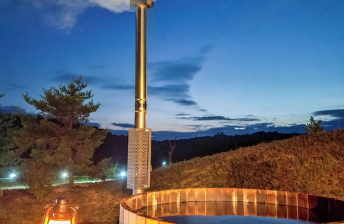 Creola Kabine | Rustic Hobbit Inspired Hocking Hills State Park 3 mi away Hot Tub Pet Friendly