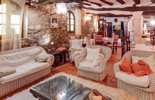 Tolva Haus | Rustic Holiday Home in Tolva near Mont Rebei Lake