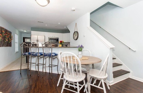 Edgewood Haus | Rustic-Industrial 2/MARTA/Good Eats/Sleeps 6