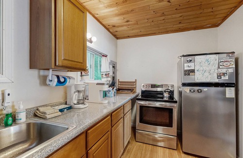 Wayne Kabine | Rustic lakefront cabin w/gas grill, firepit, kayaks, one canoe, A/C - 2 dogs OK