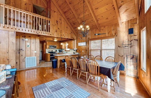 Flat Hollow Marina Kabine | Rustic lakefront retreat with a hot tub, double-deck dock, firepit, grill & deck