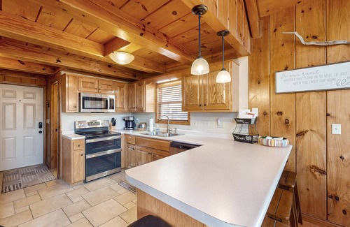 Flat Hollow Marina Kabine | Rustic lakefront retreat with a hot tub, double-deck dock, firepit, grill & deck