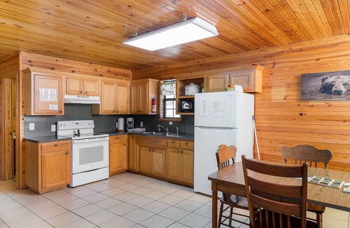 Mountainburg Kabine | Rustic Lazy Bear Cabin with a Hot Tub