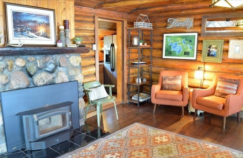 Longville Kabine | Rustikale Blockhütte mit Ponton, Etagenhaus und Whirlpool auf dem Beautiful Woman Lake