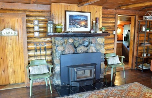 Longville Kabine | Rustikale Blockhütte mit Ponton, Etagenhaus und Whirlpool auf dem Beautiful Woman Lake