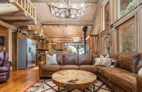 Bixby Kabine | Rustic Log Cabin on 140 Acres! Stocked Lakes, Firepit, Hiking Trails, Playground