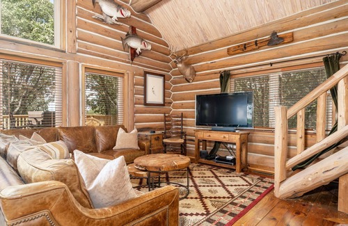 Bixby Kabine | Rustic Log Cabin on 140 Acres! Stocked Lakes, Firepit, Hiking Trails, Playground