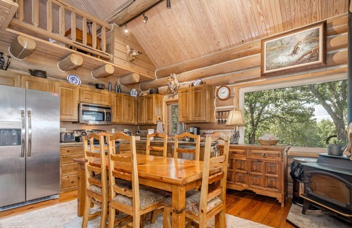 Bixby Kabine | Rustic Log Cabin on 140 Acres! Stocked Lakes, Firepit, Hiking Trails, Playground