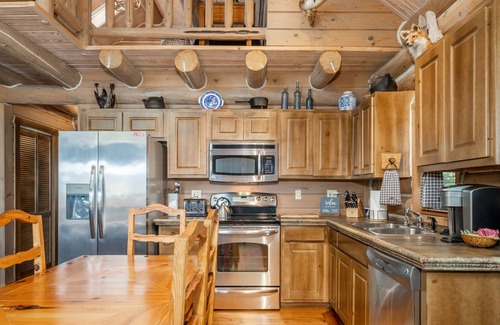 Bixby Kabine | Rustic Log Cabin on 140 Acres! Stocked Lakes, Firepit, Hiking Trails, Playground