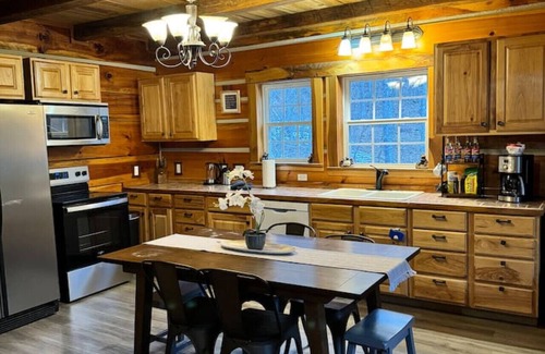 Mars Hill Haus | Rustic log Cabin w/ Pond & Hot tub Tranquil Vibe