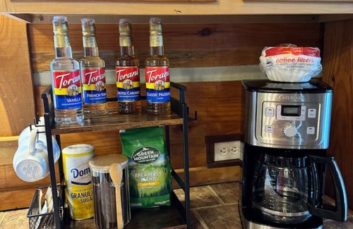 Mars Hill Haus | Rustic log Cabin w/ Pond & Hot tub Tranquil Vibe