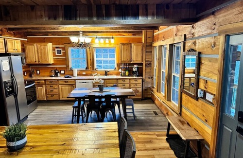 Mars Hill Haus | Rustic log Cabin w/ Pond & Hot tub Tranquil Vibe