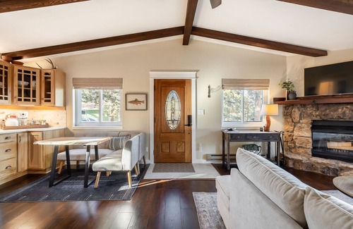 Bailey Kabine | Rustic-luxury cabin with fireplace, deck views & wildlife watching