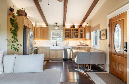 Bailey Kabine | Rustic-luxury cabin with fireplace, deck views & wildlife watching