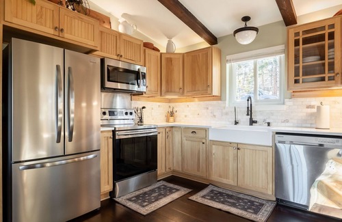 Bailey Kabine | Rustic-luxury cabin with fireplace, deck views & wildlife watching