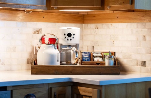 Bailey Kabine | Rustic-luxury cabin with fireplace, deck views & wildlife watching