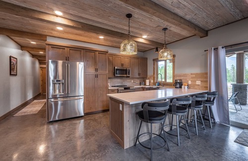 Coram Eigentumswohnung | Rustic Luxury Condo 2bed/2bath Private Hot Tub-Just minutes from Glacier 4-1