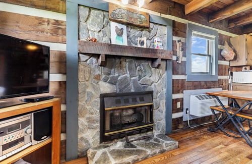 Fancy Gap Kabine | Rustic Mountain Escape w/Fire Pit and Mountain Views-Cabin 1