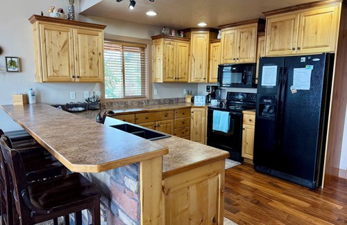 Sweetwater Kabine | Rustic Mountain Lake Escape