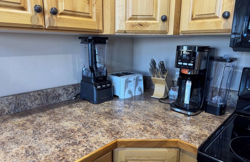 Sweetwater Kabine | Rustic Mountain Lake Escape