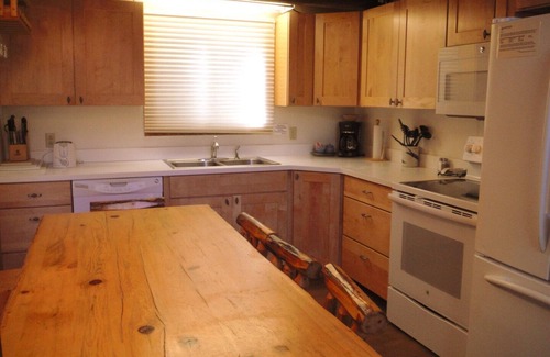 Whitefish Kabine | Rustikales mehrstöckiges 3-Schlafzimmer, 2 und ein halbes Bad