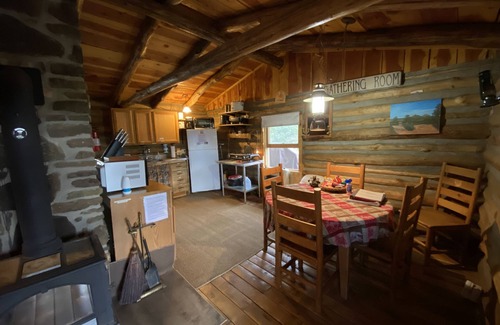 Gulnare Kabine | Rustikale Blockhütte in den Ponderosa-Kiefern, ideal für einen ruhigen Kurzurlaub und Jäger.