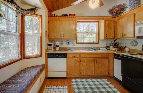 Pine Cove Haus | Rustic Pine Manor