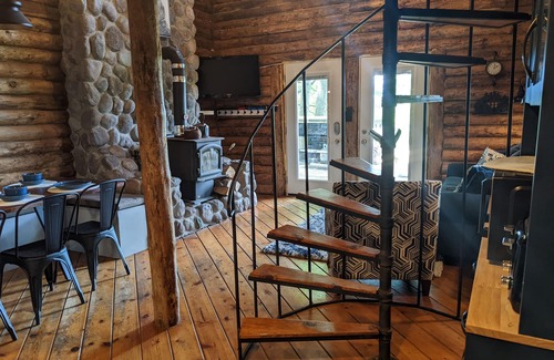 Bear Lake Kabine | Rustic Retreat Log Cabin Nestled Among 65 Acres
