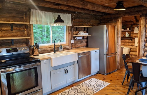 Bear Lake Kabine | Rustic Retreat Log Cabin Nestled Among 65 Acres