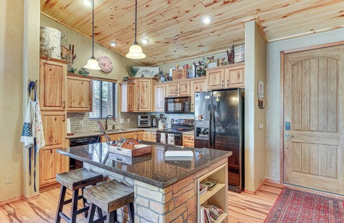 Torreon Haus | Rustic Retreat w/ Spacious Deck in Show Low!