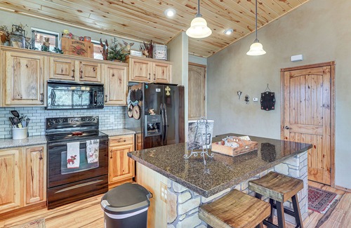 Torreon Haus | Rustic Retreat w/ Spacious Deck in Show Low!