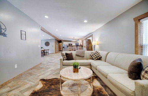 Jonas Haus | Rustic Retreat with Game Haven