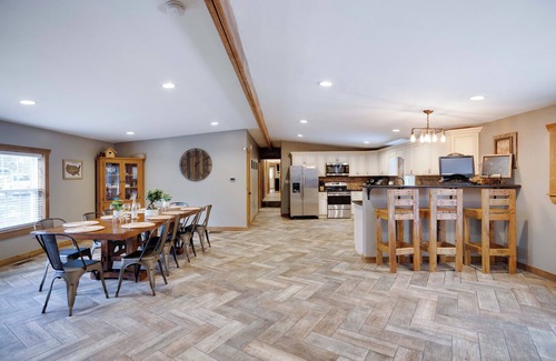 Jonas Haus | Rustic Retreat with Game Haven