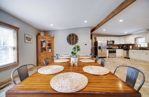 Jonas Haus | Rustic Retreat with Game Haven