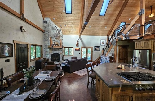 Price Haus | Rustic Riverside Ranch Getaway