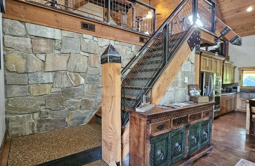 Price Haus | Rustic Riverside Ranch Getaway