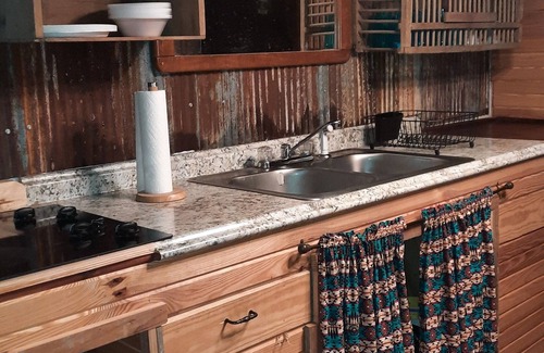 Lafayette County Haus | Rustic romantic lakefront cabin!!