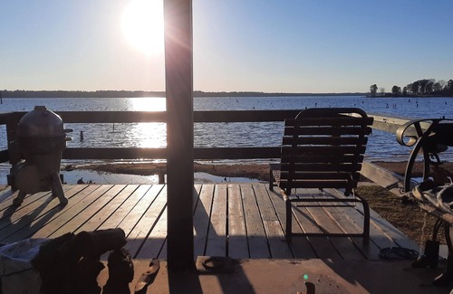 Lafayette County Haus | Rustic romantic lakefront cabin!!